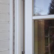 Nachrüstung der Fenster (DK und Stulp) mit innenliegenden Beschlägen ( Siegenia-Aubi Titan). Die Umrüstung erfolgte nach DIN 18104 Teil 2: Austausch der vorhandenen Beschläge inklusive der Schließbleche im Blendrahmen und Einbau abschließbarer Fensterdrücker (100Nm). 