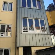 Austausch der gesamten Fensterelemente, inklusive Fassadendämmung und Fassadenverkleidung.